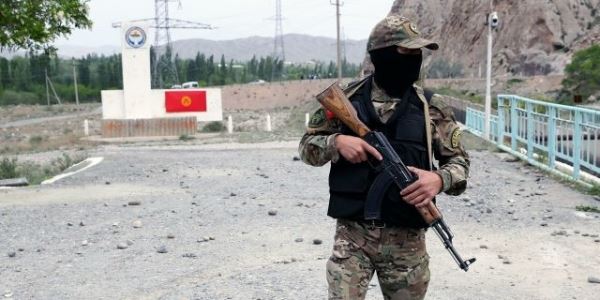 Киргизия и Таджикистан договорились об отводе дополнительных сил от границы в места дислокации - погранслужба Киргизии