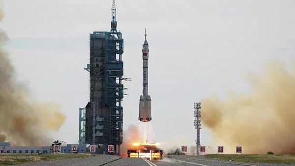 Китайский космический корабль "Шэньчжоу-13" успешно отстыковался от орбитальной станции
