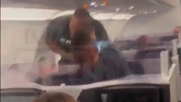 Майк Тайсон напал на пассажира самолета<br />
