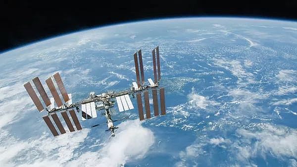 МКС с помощью двигателей российского "Прогресса" уклонится от космического мусора