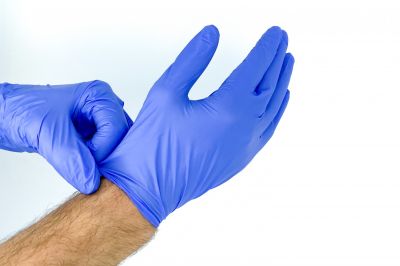 Росздравнадзор опроверг дефицит медицинских перчаток в стране