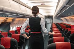 Стюардесса назвала хитрый способ обойти запрет на перевозку жидкостей в самолете
